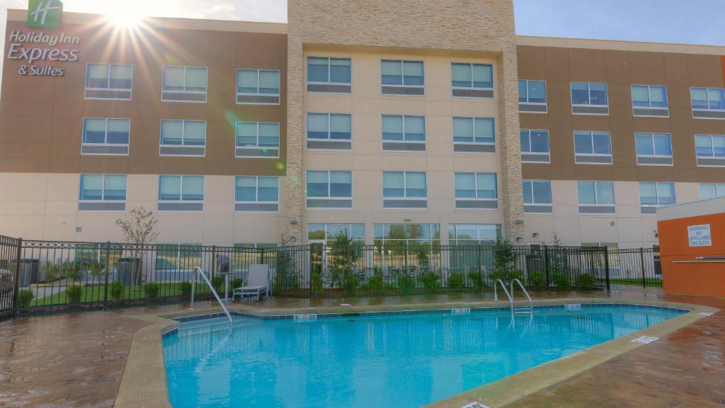 Holiday Inn Express & Suites Tulsa Midtown